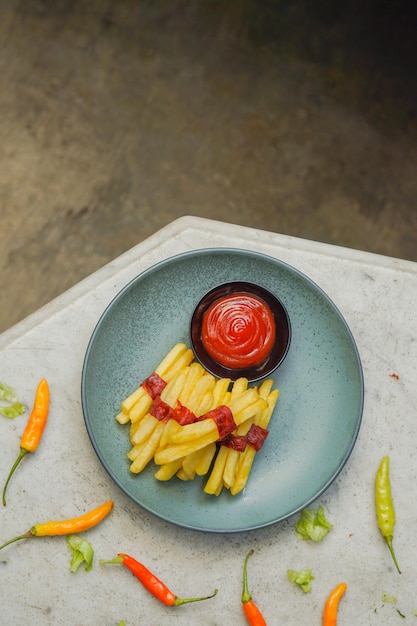 patatine fritte con salsa