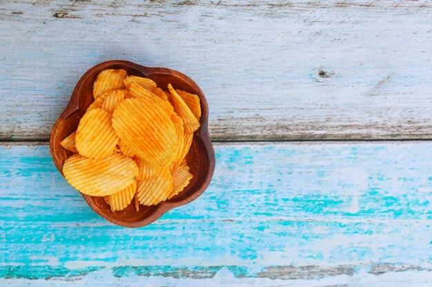 Patatine fritte croccanti su fondo di legno