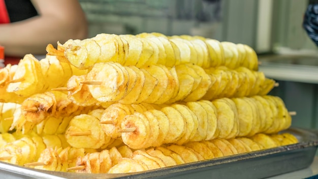 Patatine fritte croccanti su un bastoncino di legno