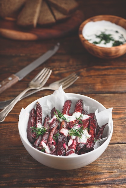 Patatine fritte di barbabietola al forno con yogurt greco e salsa all'aneto