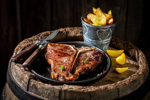 Patatine fritte e bistecca sul vecchio barilotto