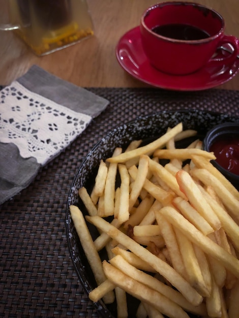 Patatine fritte e costine di maiale