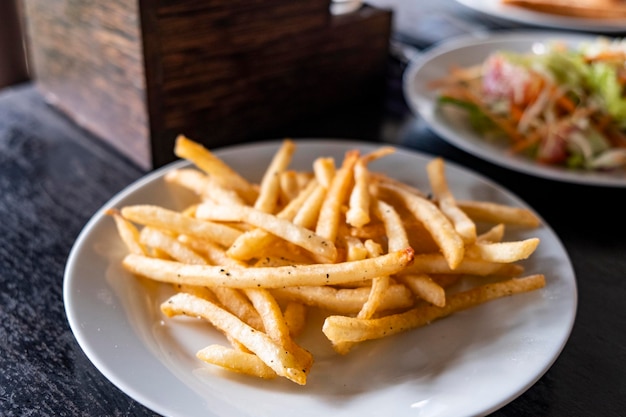 patatine fritte e insalata