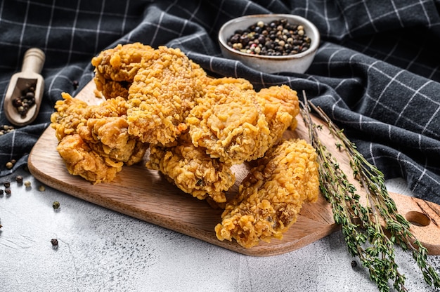 Patatine fritte e pomodoro croccanti del pollo fritto del kentucky