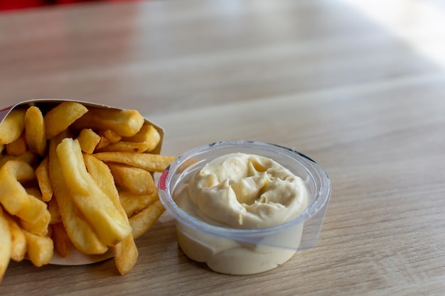 Patatine fritte e salsa all'aglio sul tavolo