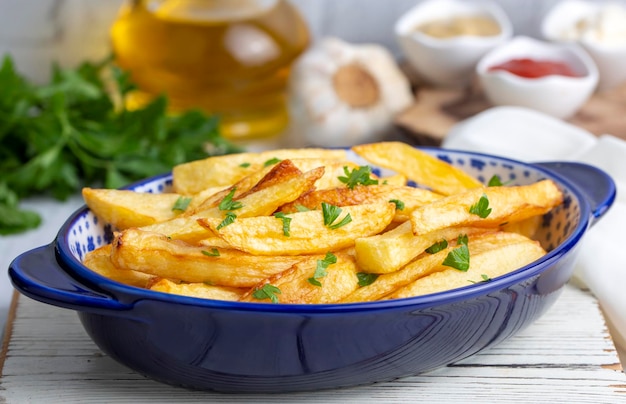 Patatine fritte fatte a mano in stile turco, nome turco; Ev yapımı patates kizartmasi