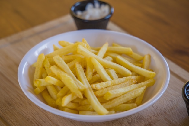 Patatine fritte fresche e calde sul piatto