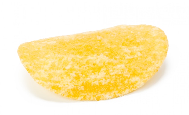 Patatine fritte gialle isolate su bianco