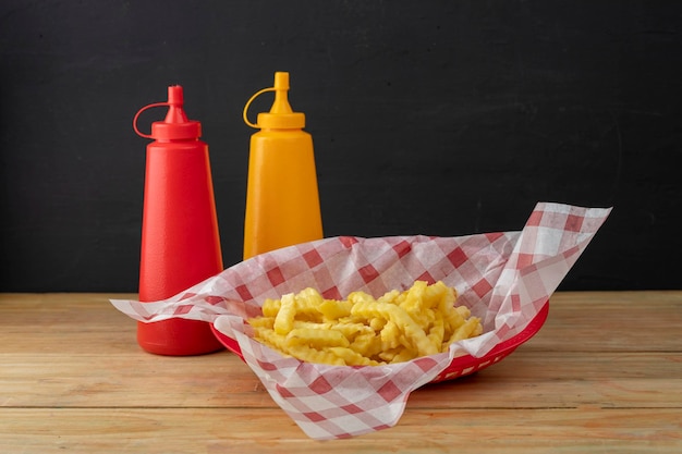 Patatine fritte in cestino con ketchup e senape a parte