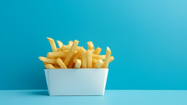 patatine fritte in un piatto blu su sfondo bianco fast food