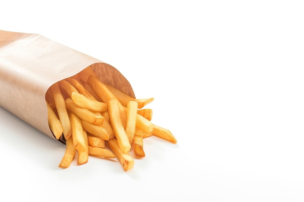 Patatine fritte in un sacchetto di carta isolato su sfondo bianco con copia spazio