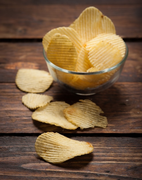 patatine fritte in una ciotola di legno