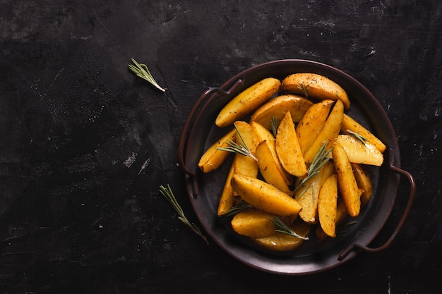 Patatine fritte in una ciotola, patate alla griglia