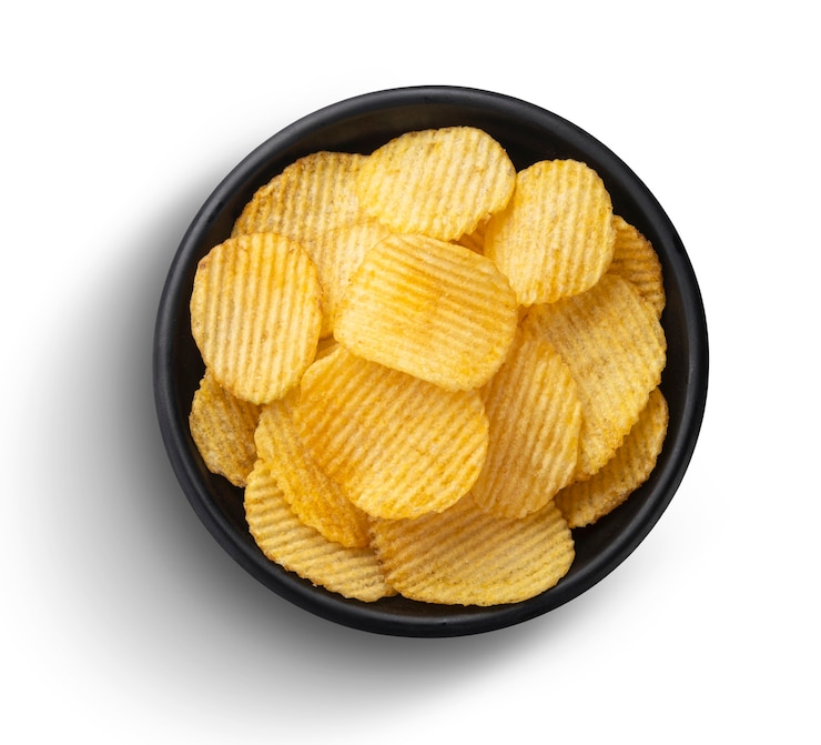 Foto patatine fritte increspate in una ciotola isolato su priorità bassa bianca