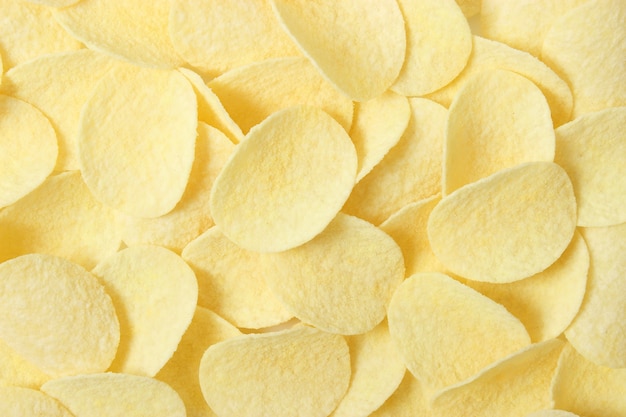 Patatine fritte isolate sugli spuntini bianchi del primo piano?