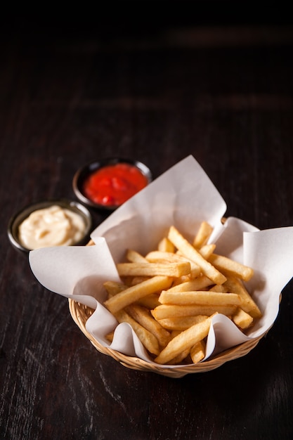 Patatine fritte nel cestello con salsa