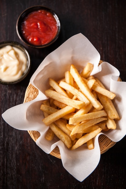 Patatine fritte nel cestello con salsa