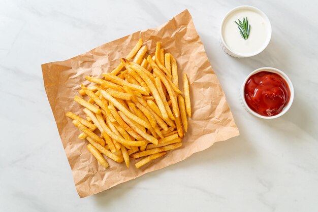 Patatine fritte o chips di patate con panna acida e ketchup