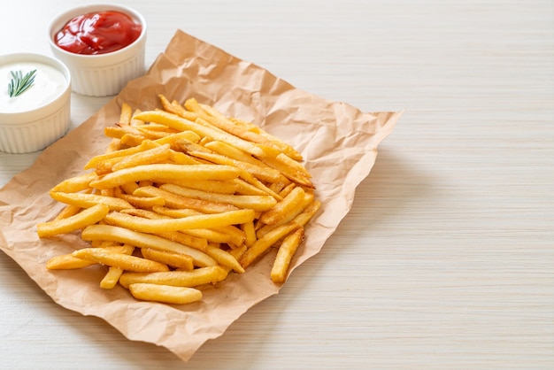 Patatine fritte o patatine con panna acida e ketchup