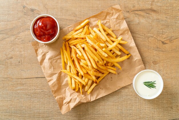 Patatine fritte o patatine fritte con panna acida e ketchup