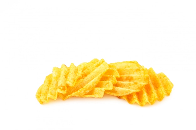 Patatine fritte ondulate isolate sulla parete bianca