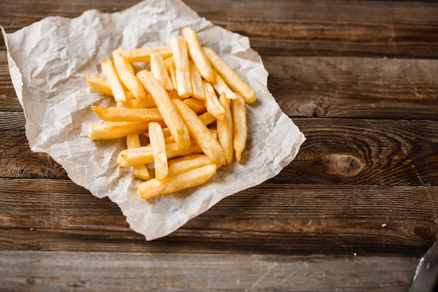 Patatine fritte su tavola di legno