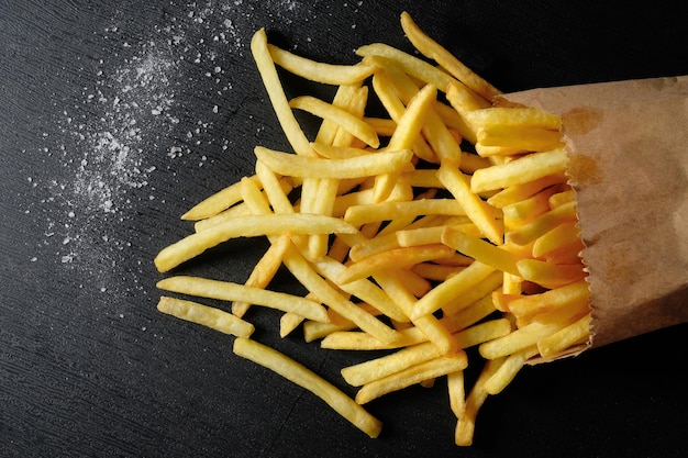 Patatine fritte su un tavolo nero Vista dall'alto Fast food