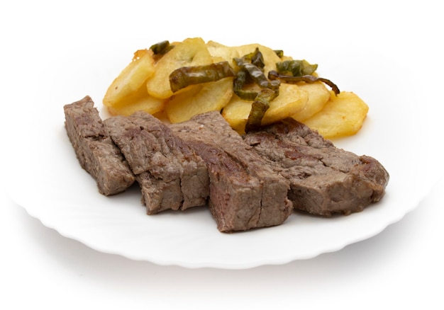 Patatine fritte tagliate in tondo con roast beef tagliato a strisce isolate su sfondo bianco