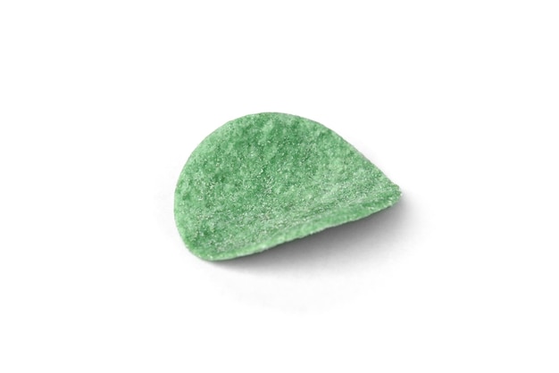 Patatine fritte verdi con cipolla verde isolate su sfondo bianco.