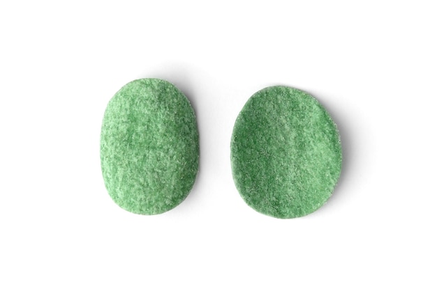 Patatine fritte verdi con cipolla verde isolate su sfondo bianco.