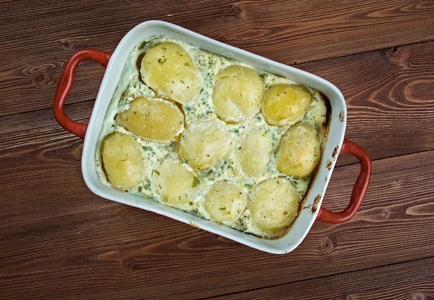 Patatine novelle alla crema di basilico Patate al forno con panna e basilico
