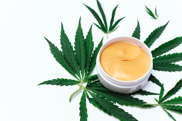 Patch di idrogel con cannabis o olio di canapa su sfondo bianco