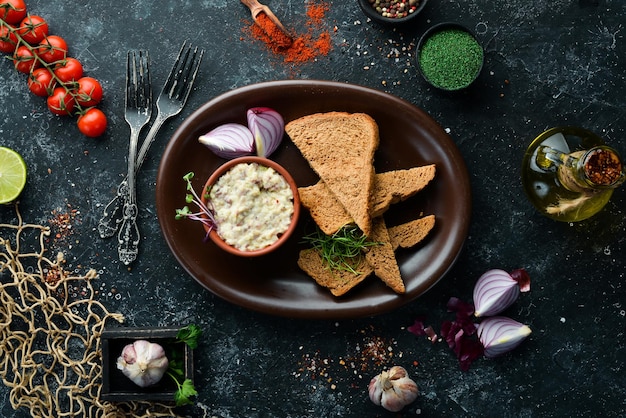 Patè con salsa di aringhe e panna e pane nero Vista dall'alto spazio libero per il testo Stile rustico