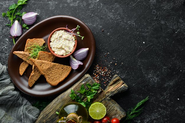 Patè con salsa di aringhe e panna e pane nero Vista dall'alto spazio libero per il testo Stile rustico