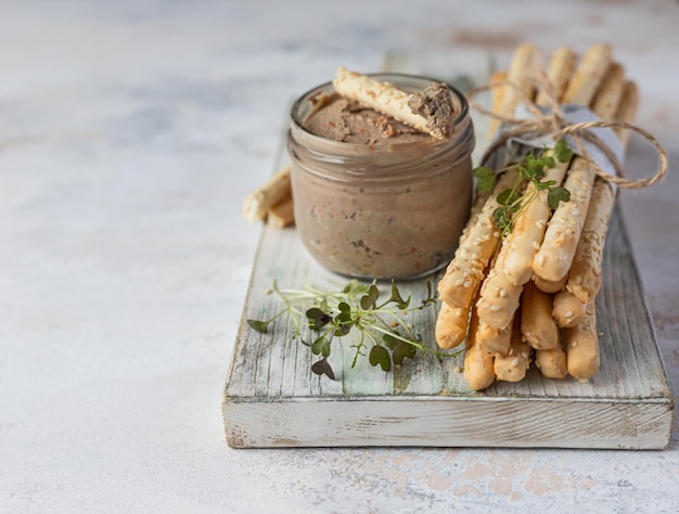 Patè di fegato da spalmare o mousse fatto in casa con grissini e microgreens