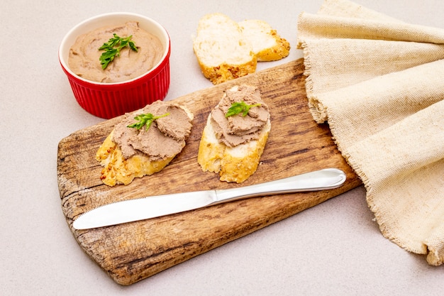 Patè di fegato di pollo con burro.