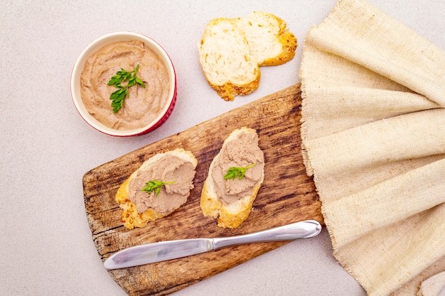 Patè di fegato di pollo con burro.