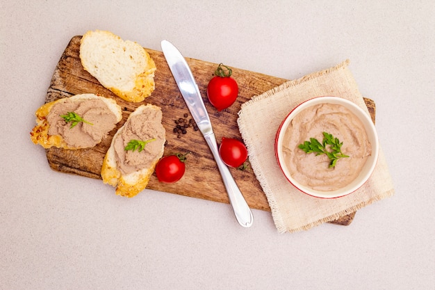 Patè di fegato di pollo con burro.