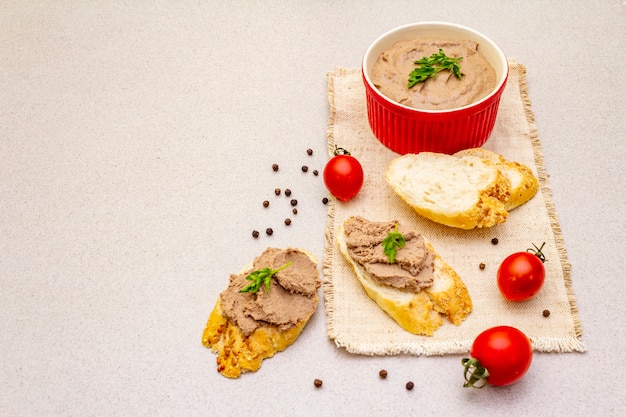 Patè di fegato di pollo con burro.