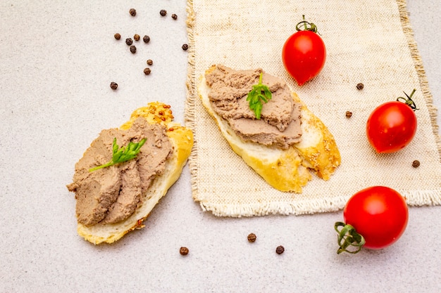 Patè di fegato di pollo con burro.