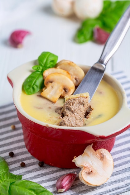 Patè di fegato di pollo fatto in casa con funghi