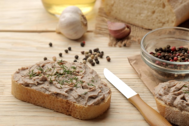 Paté di fegato di pollo fresco fatto in casa con erbe per pane su un tavolo di legno naturale. Un panino. avvicinamento