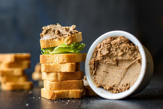 Patè di fegato di pollo o di farina d'oca fresca e gustosa merenda