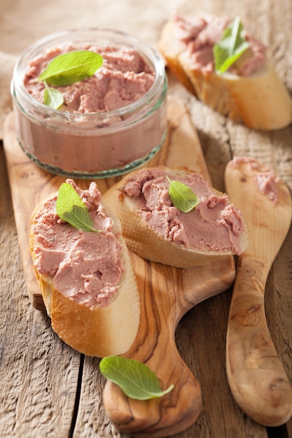 Patè di fegato di pollo sano con salvia in vaso e sul pane