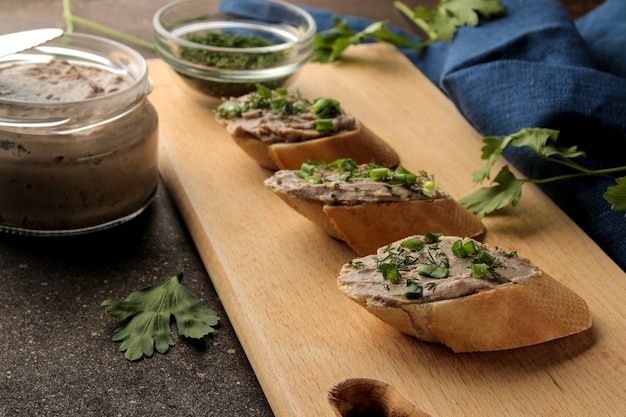 Patè di fegato fatto in casa con verdure su pane