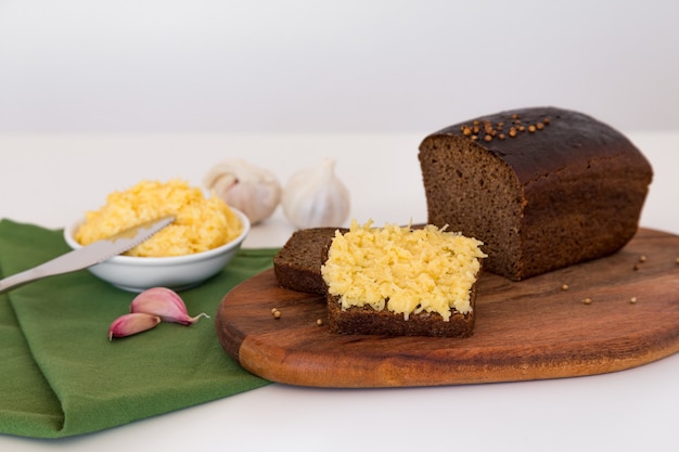 Patè di formaggio con aglio e pane di segale