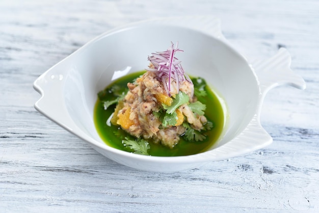 Patè di pesce con cipolle, patè di mare con salsa verde