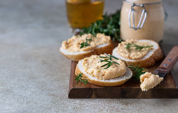 Patè fatto in casa da spalmare o mousse in vaso di vetro con fette di pane ed erbe aromatiche