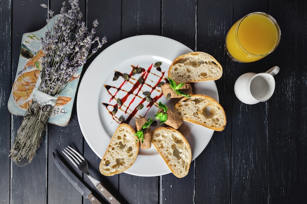 Patè fresco con pane