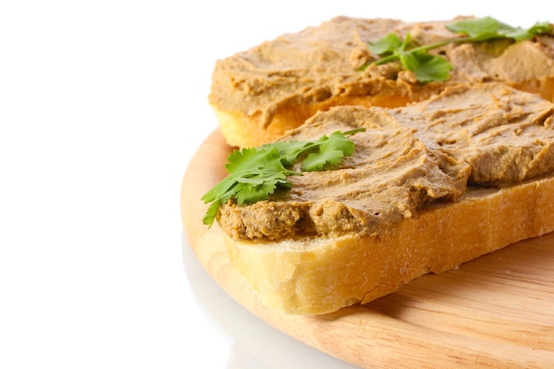 Patè fresco sul pane sulla tavola di legno